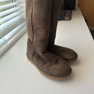 TALL DARK BROWN UGGS SZ 8 EUC